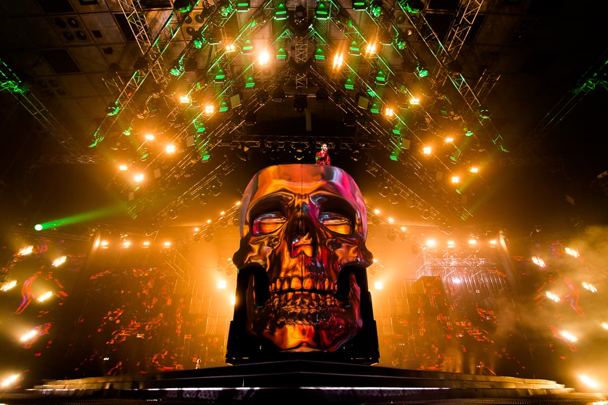 Screenberry-powered 3D mapping on a skull-shaped stage prop during a Max Barskih concert