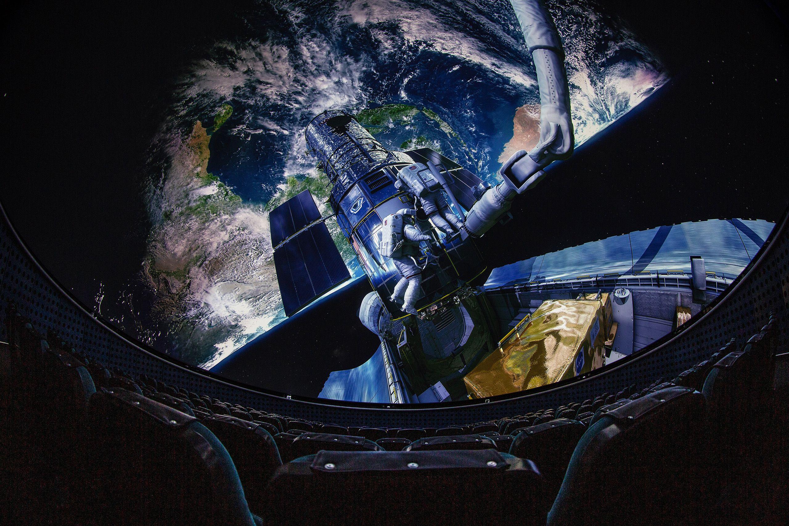 Dome projection at the 18m Sir Partick Moore Planetarium 