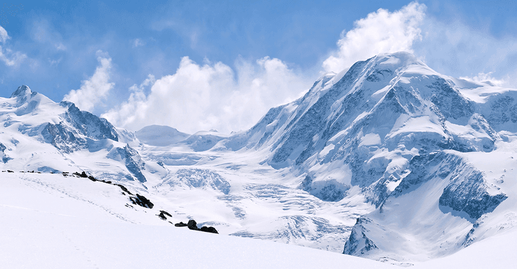 Snowy mountain under a blue sky, showcasing Screenberry's brightness uniformity feature in multi-projector setups