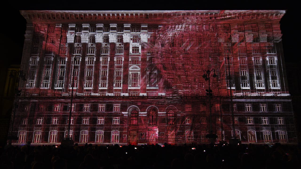 Building facade covered with an architectural projection mapping, showcasing Screenberry's contribution to the Kyiv Lights Festival