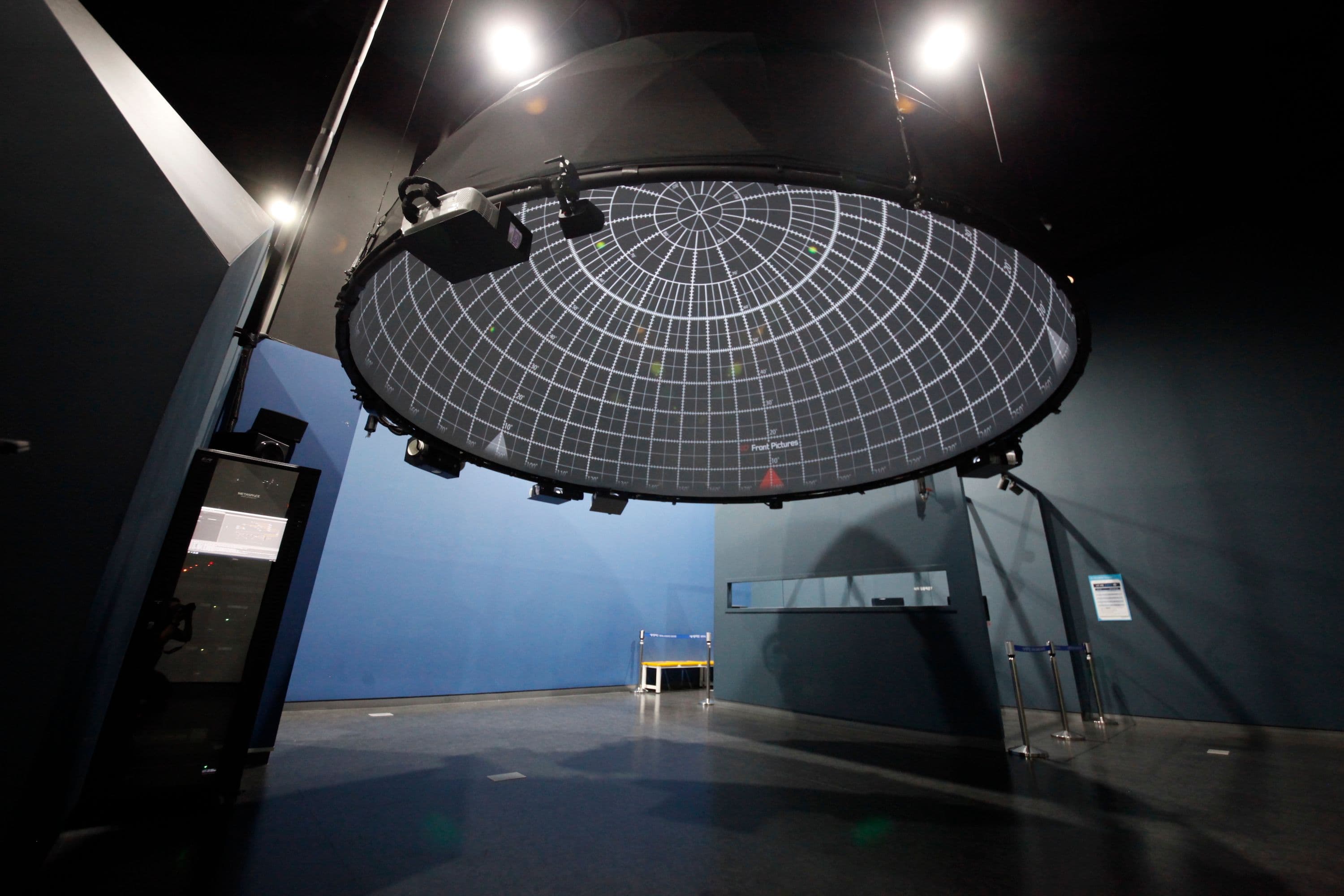 Screenberry-driven suspended projection dome